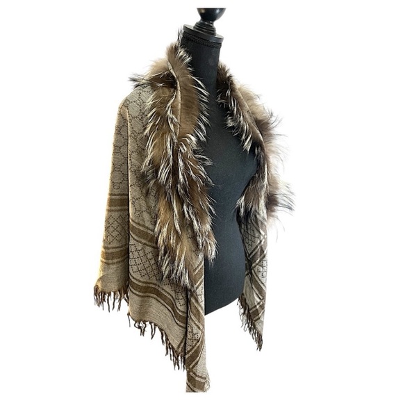 GUCCI Silver Fox Fur, Lana Wool, & Silk Wrap with Gucci Logo throughout SZ OS - Picture 5 of 16